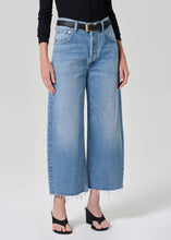 Load image into Gallery viewer, Ayla Raw Hem Crop
